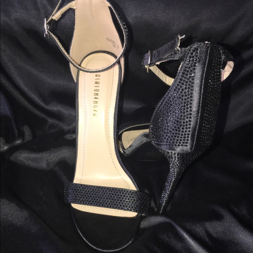 ✨Fashion nova rhinestone strappy heel✨